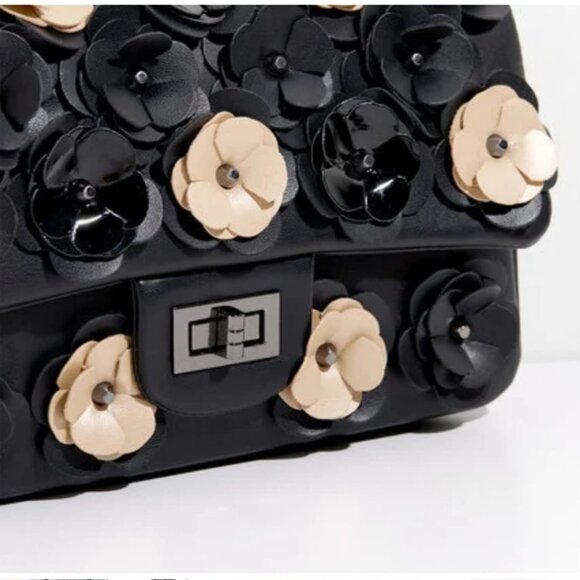 Cleo - Picture 4 of 5